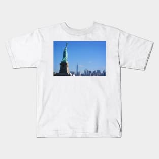 Watching over the city Kids T-Shirt
